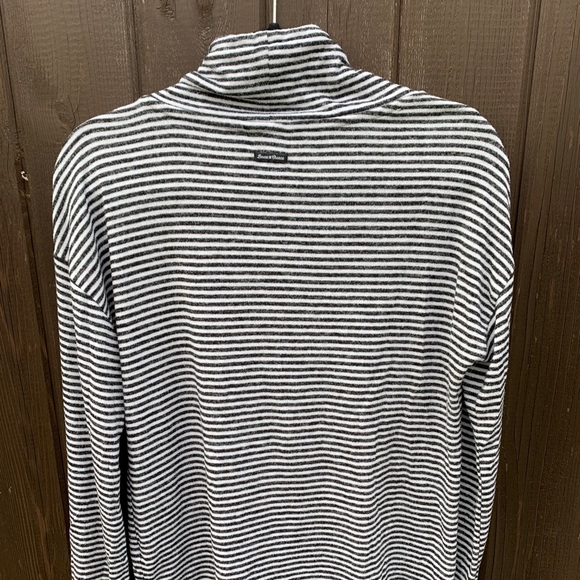 Lucky Brand black and white stripped sweatshirt🖤 - Picture 3 of 4